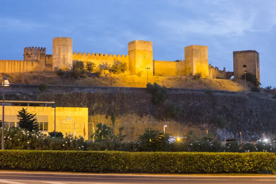 Castillo árabe de Alcalá de Guadaíra iluminado al atardecer