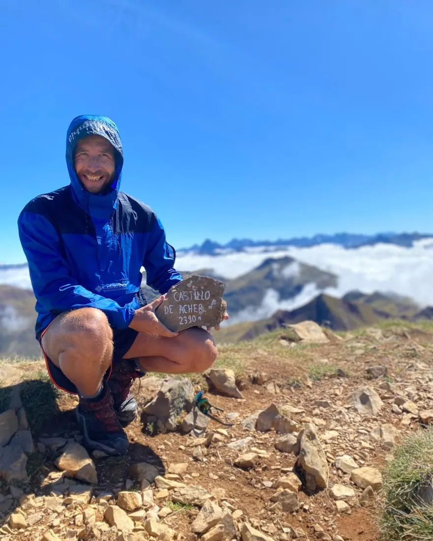 Eugenio Ruiz en la cima del Castillo de Acher (2.390 m), en el Pirineo aragonés